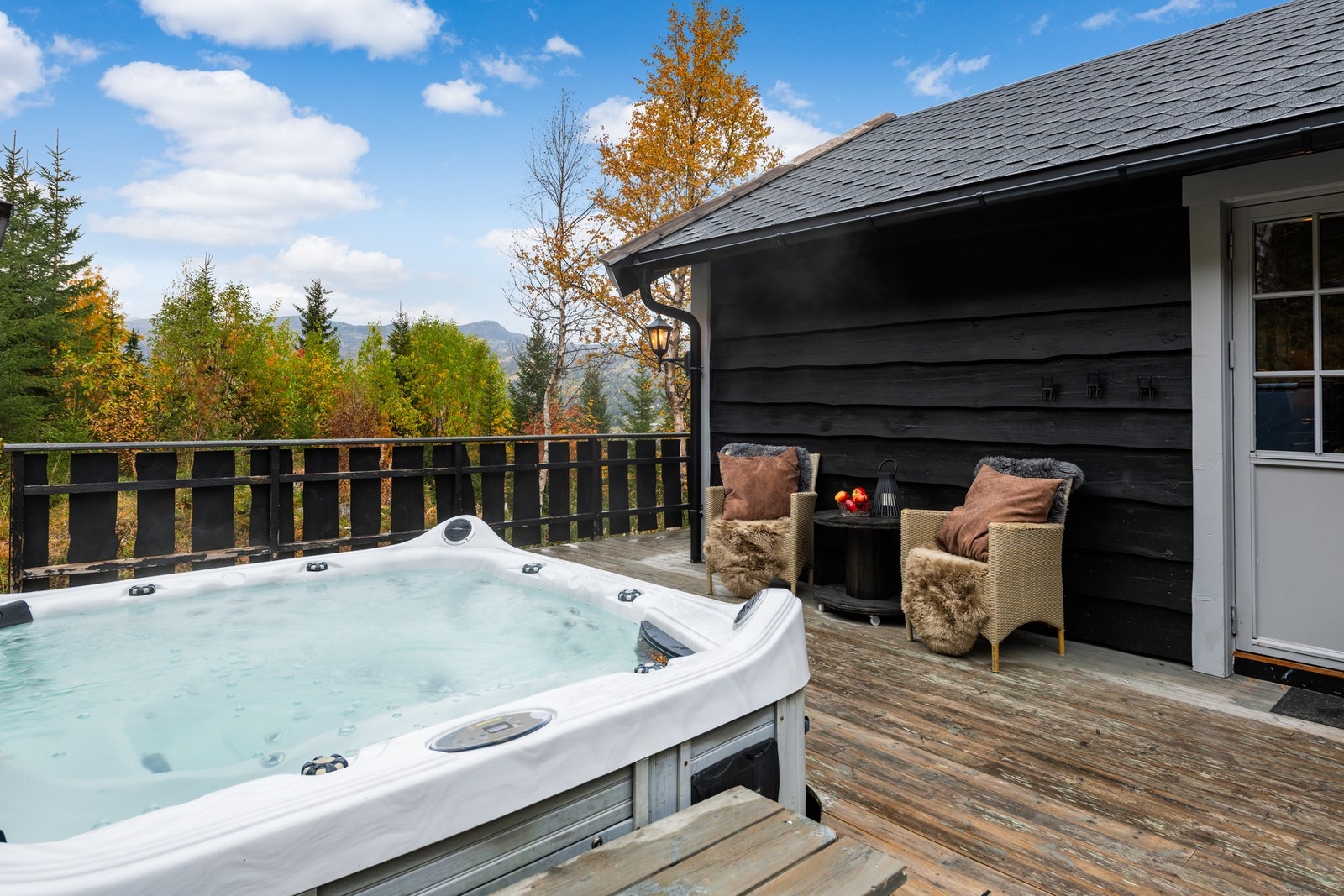 På baksiden av hytten er det lagt stor terrasse med jaccuzi Galleribilde