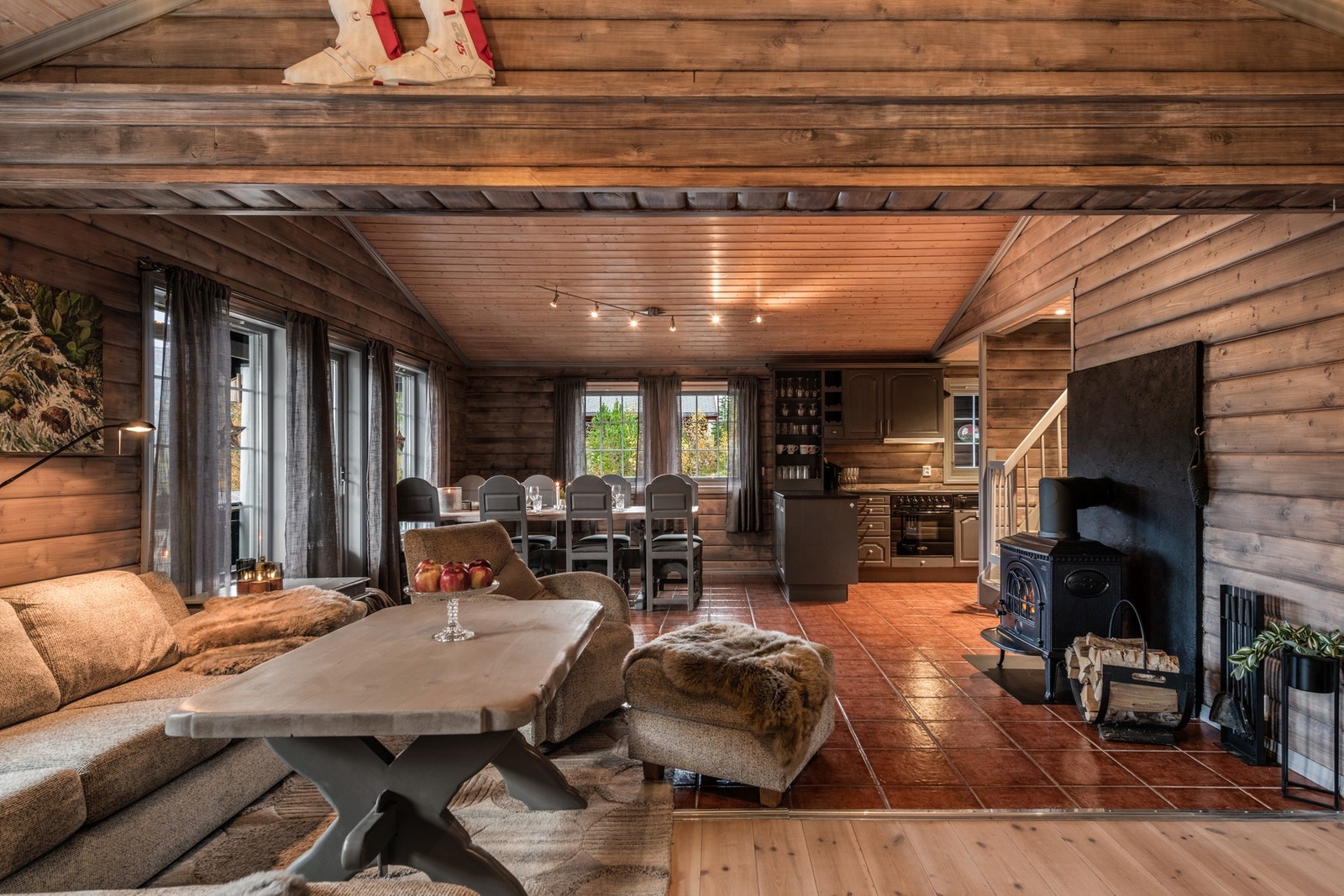 Lune materialer som gir hytta varme Galleribilde