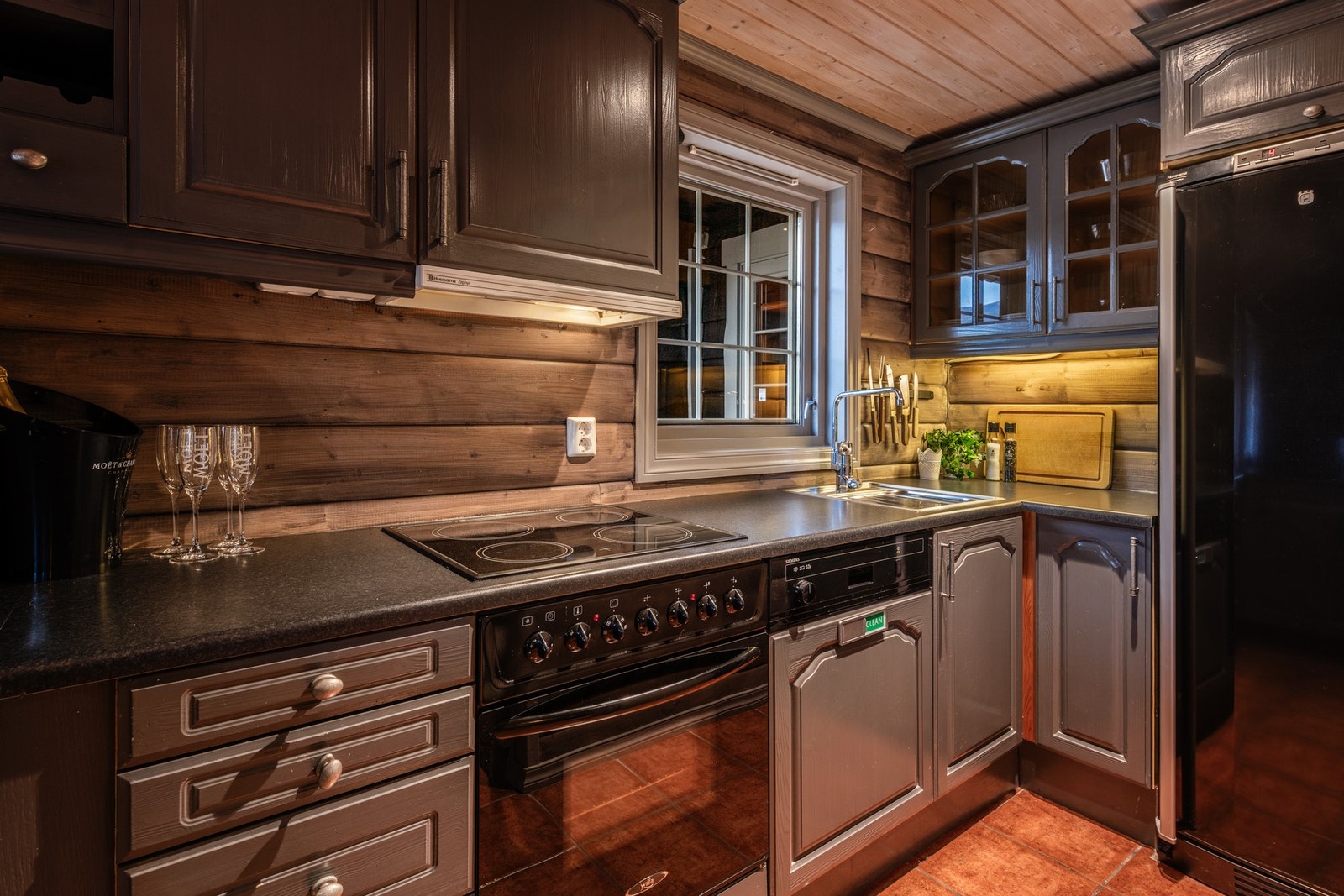 Kjøkkenet har profilerte fronter og laminert benkeplate Galleribilde