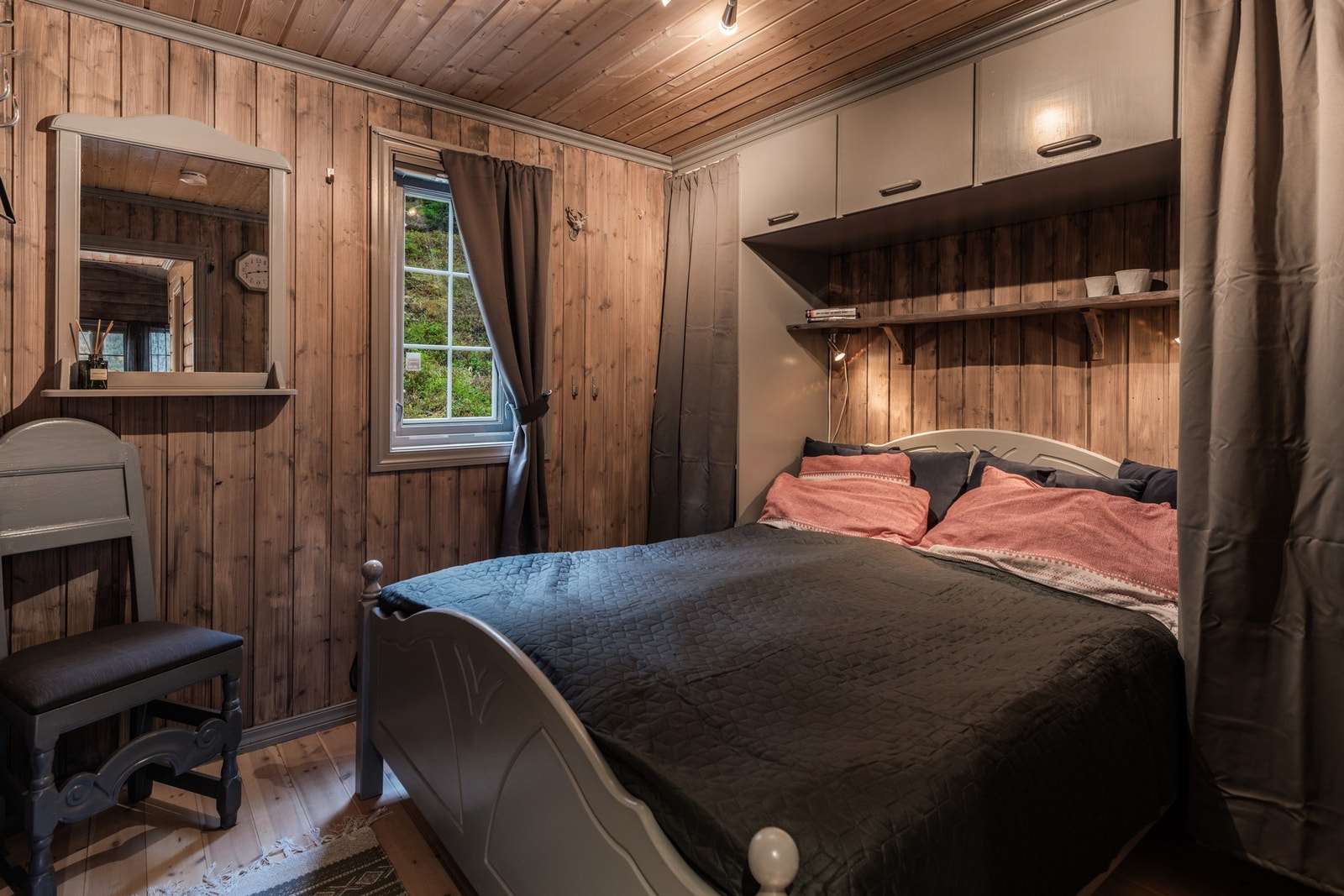 Koselig soverom med praktisk oppbevaringsplass Galleribilde