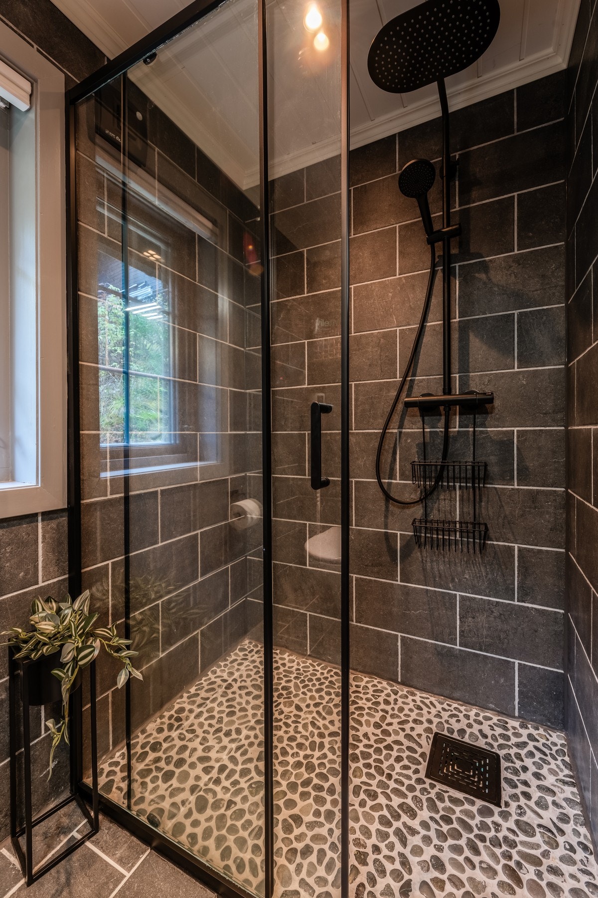 Hyttas andre bad er stilig og gir den luksuriøse følelsen Galleribilde