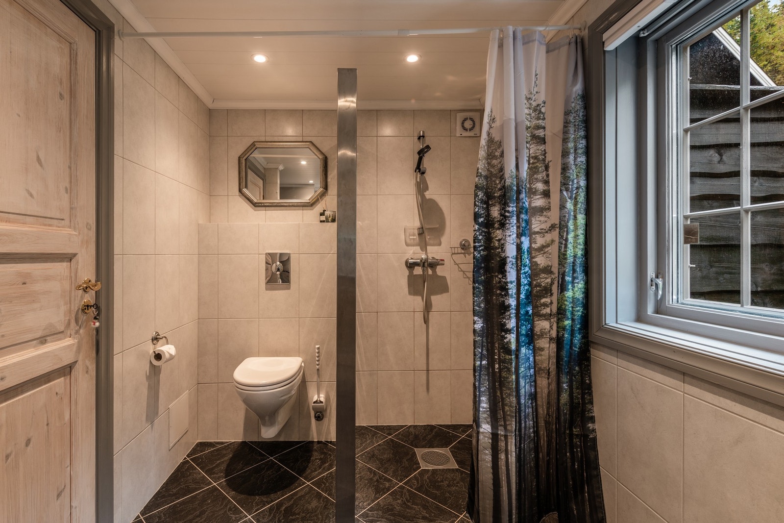 Badet har mekanisk avtrekk og elektriske varmekabler i gulv Galleribilde