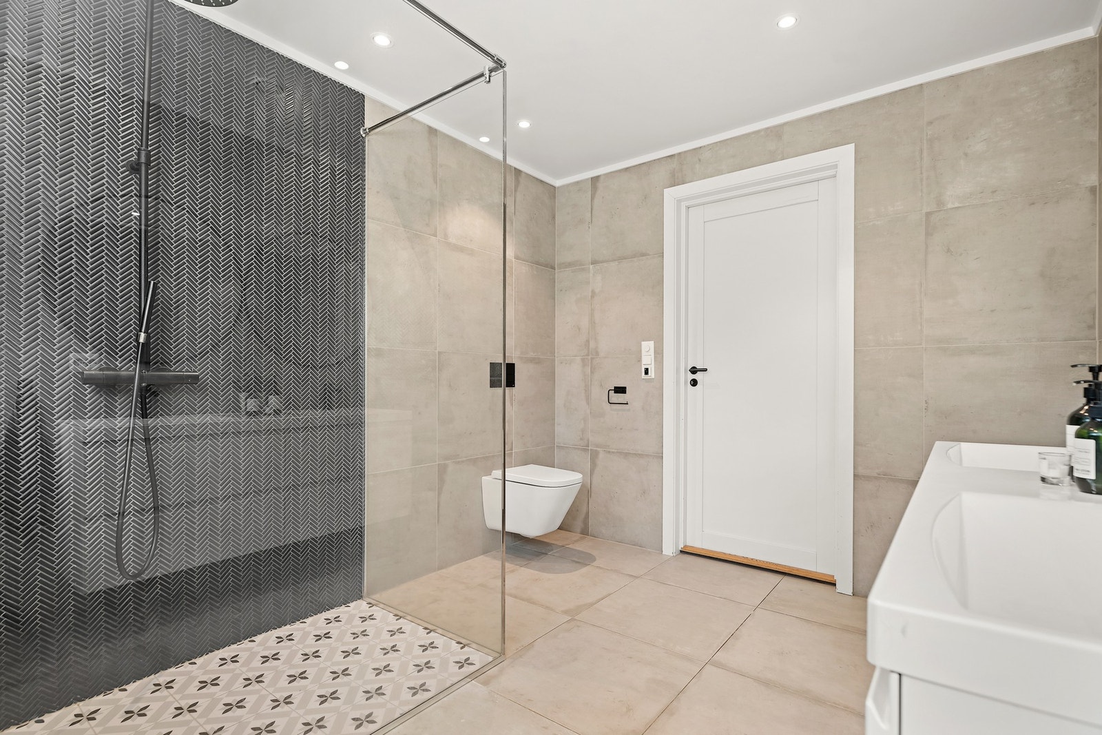 Badet har en ekstra stor regnfalls dusj med lekre fliser. Galleribilde