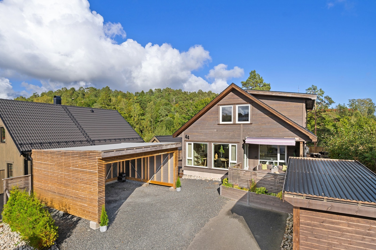 Gode parkeringsforhold i carport og oppstillingsplasser på egen tomt. Asfaltert adkomst. Galleribilde