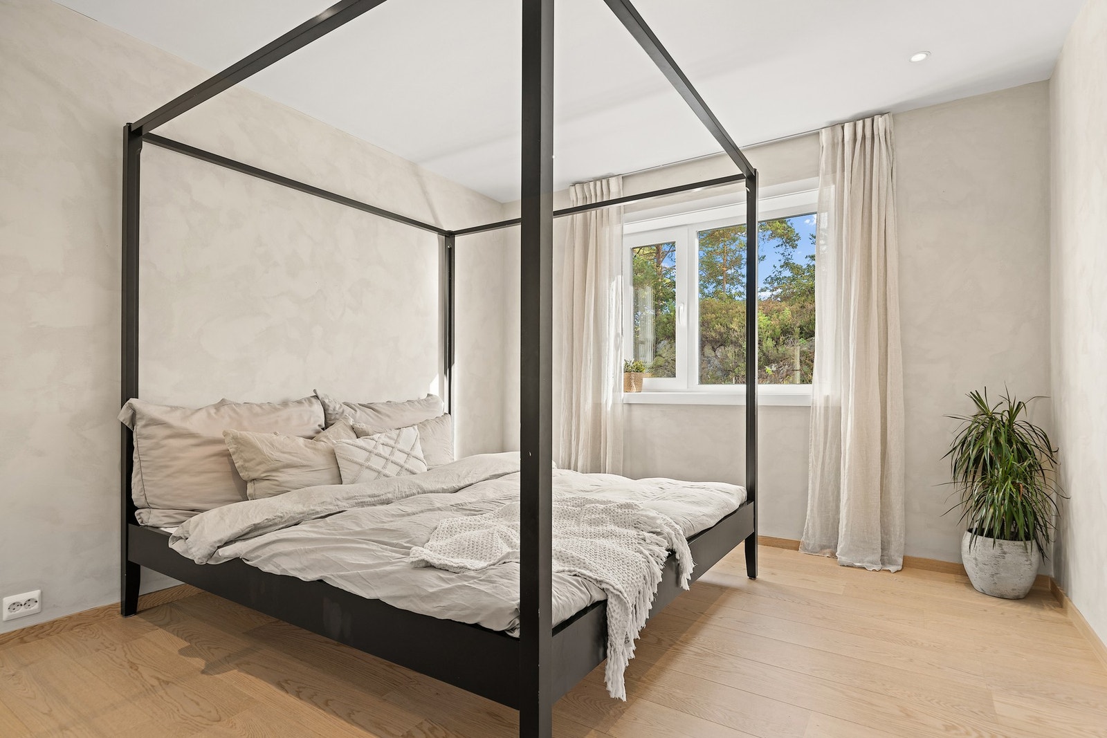 Lekkert hovedsoverom med god plass til dobbeltseng og nattbord. Galleribilde