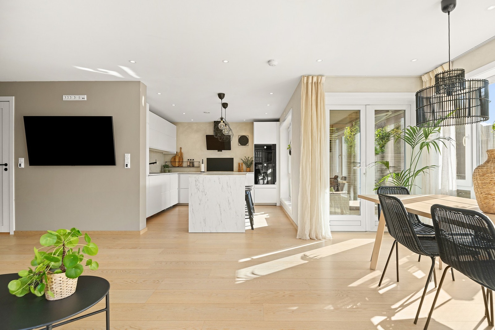 Store vindusflater slipper inn rikelig med naturlig lys. Galleribilde