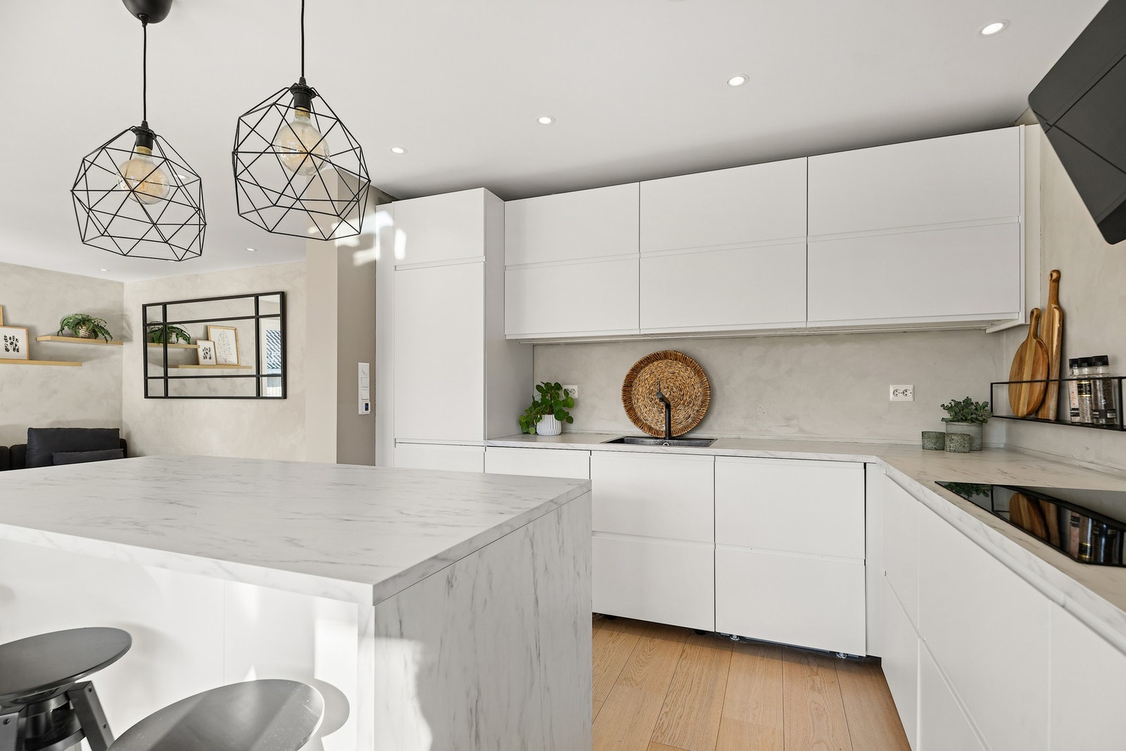 Her er god lagringsplass i skuffer og en langstrakt benkeplate med nedfelt oppvaskkum med armatur. Galleribilde