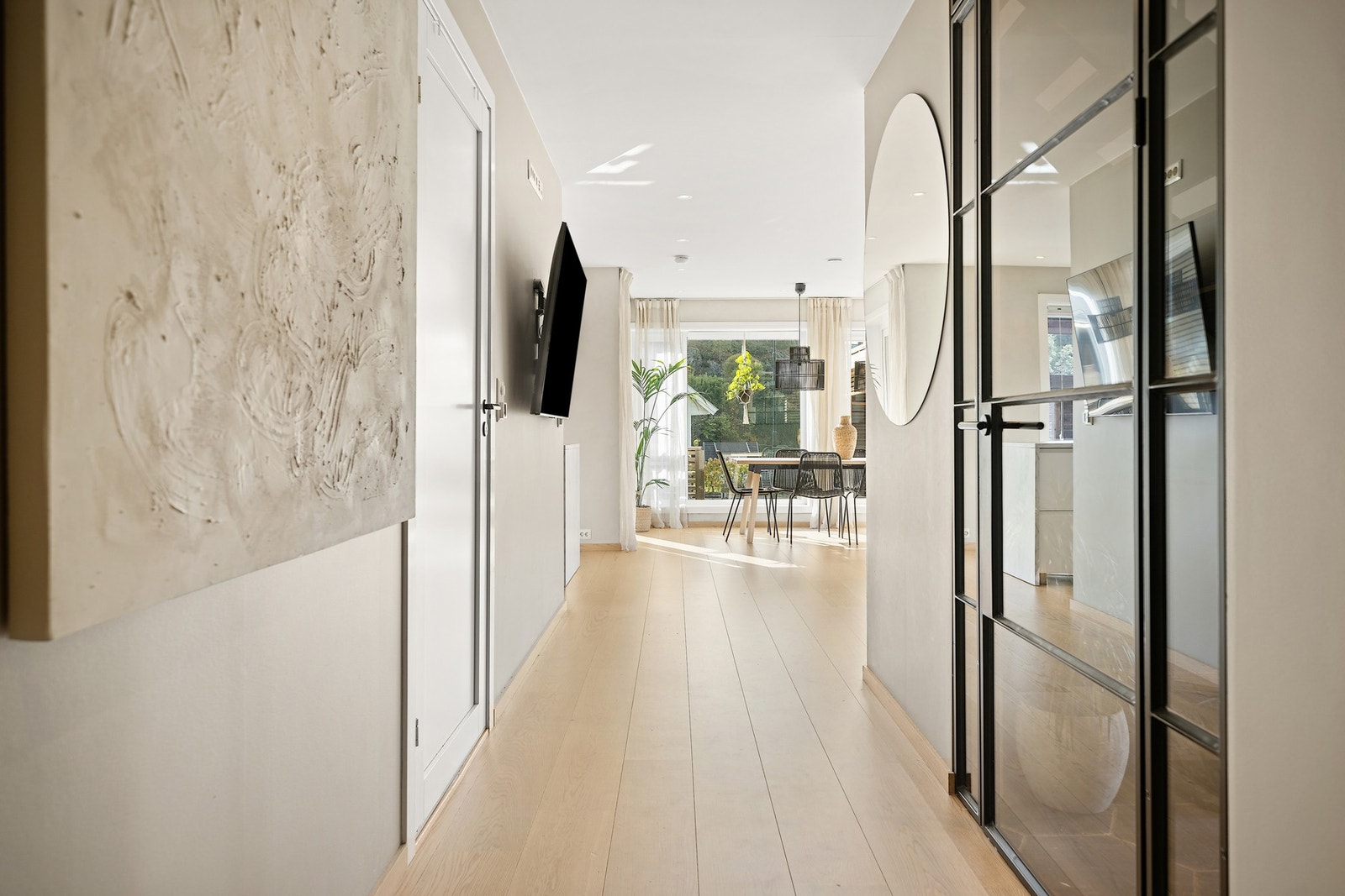 I boligen er det installert balansert ventilasjon med varmegjenvinning. Det er også satt inn varmepumpe Galleribilde