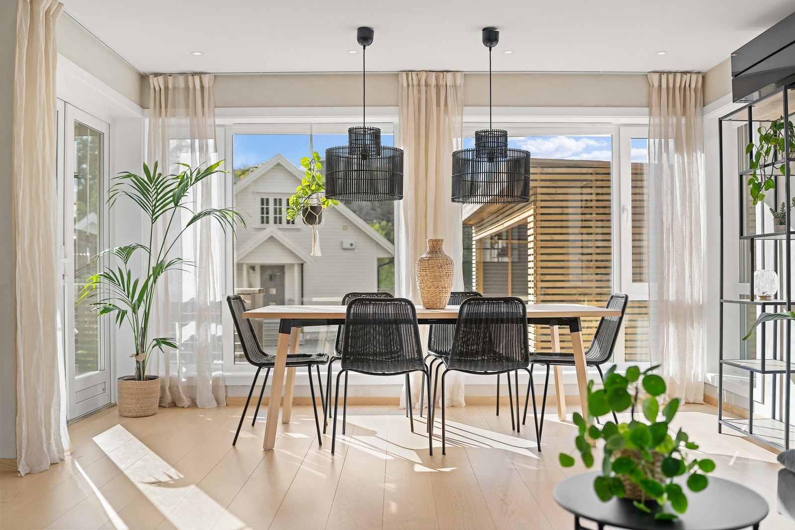 I stuen er det god plass til sofagruppe og spisegrupe. Galleribilde