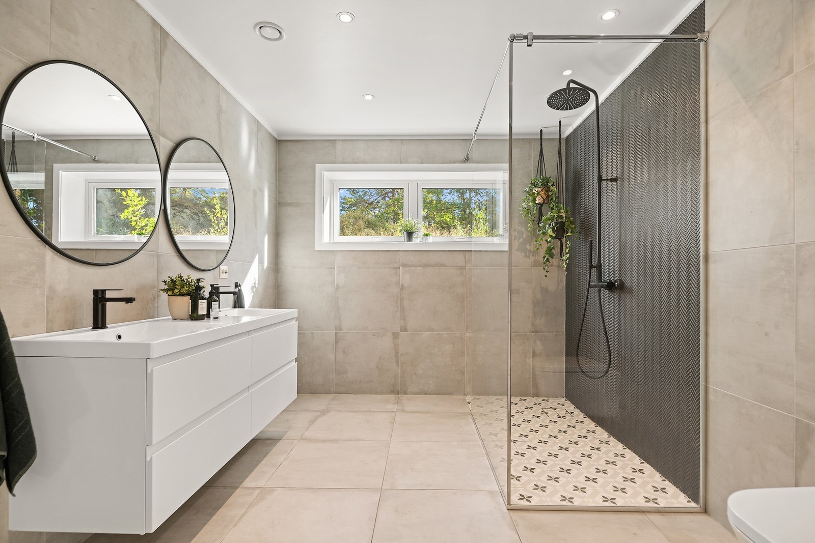 Vakkert baderom med stor dobbel servant, dusj og vegghengt toalett. Det er varmekabler. Galleribilde