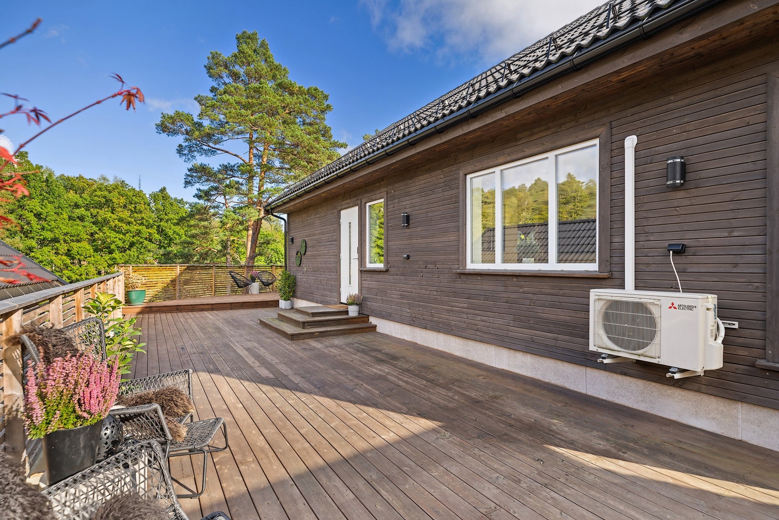 Boligen ligger i et etablert og familievennlig boligområde med kort vei til skole, bussforbindelser, ferje, sjø og dagligvarebutikk. Galleribilde