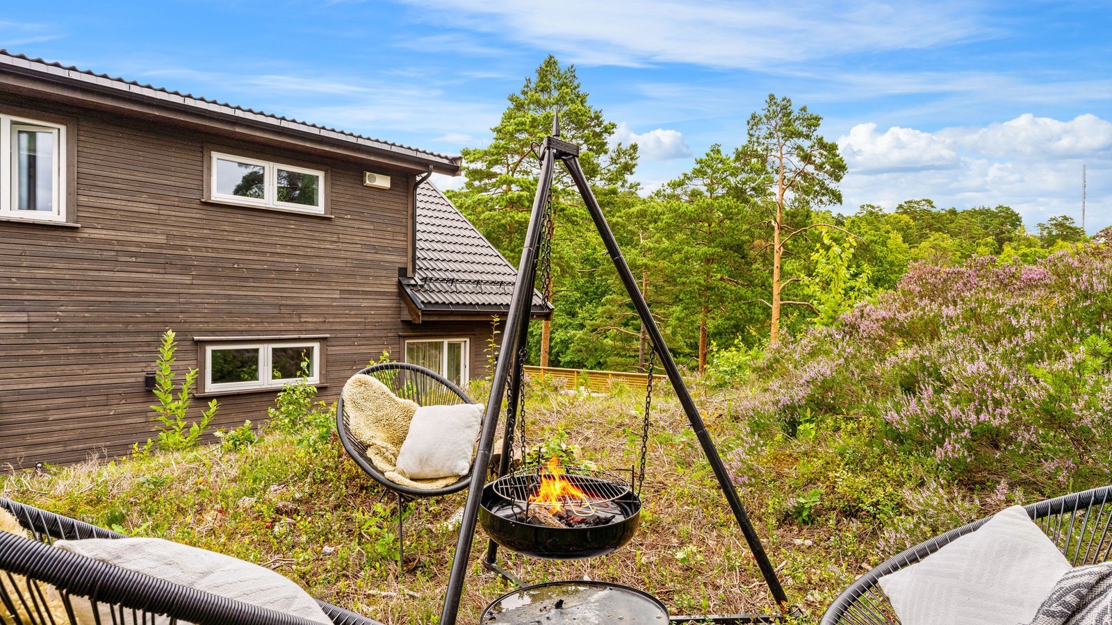 Deler av tomten består av naturtomt. Galleribilde