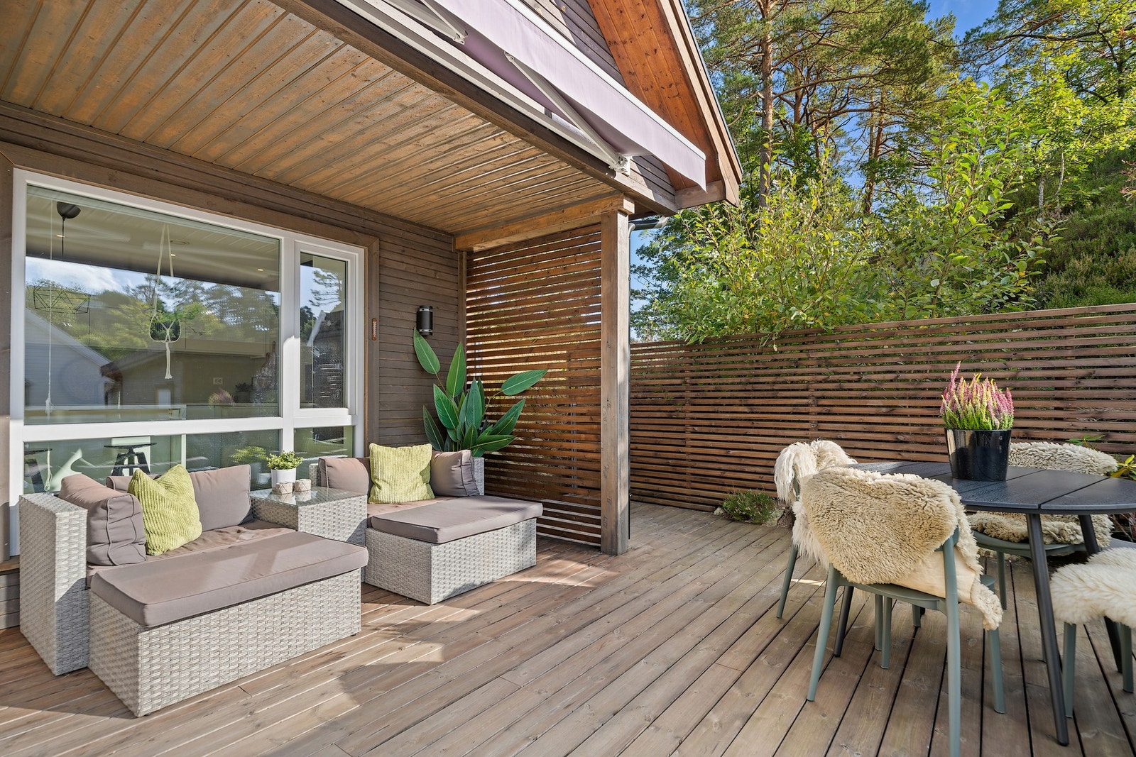 Fra spisestuen er det utgang til en av de solrike terrassene. Galleribilde