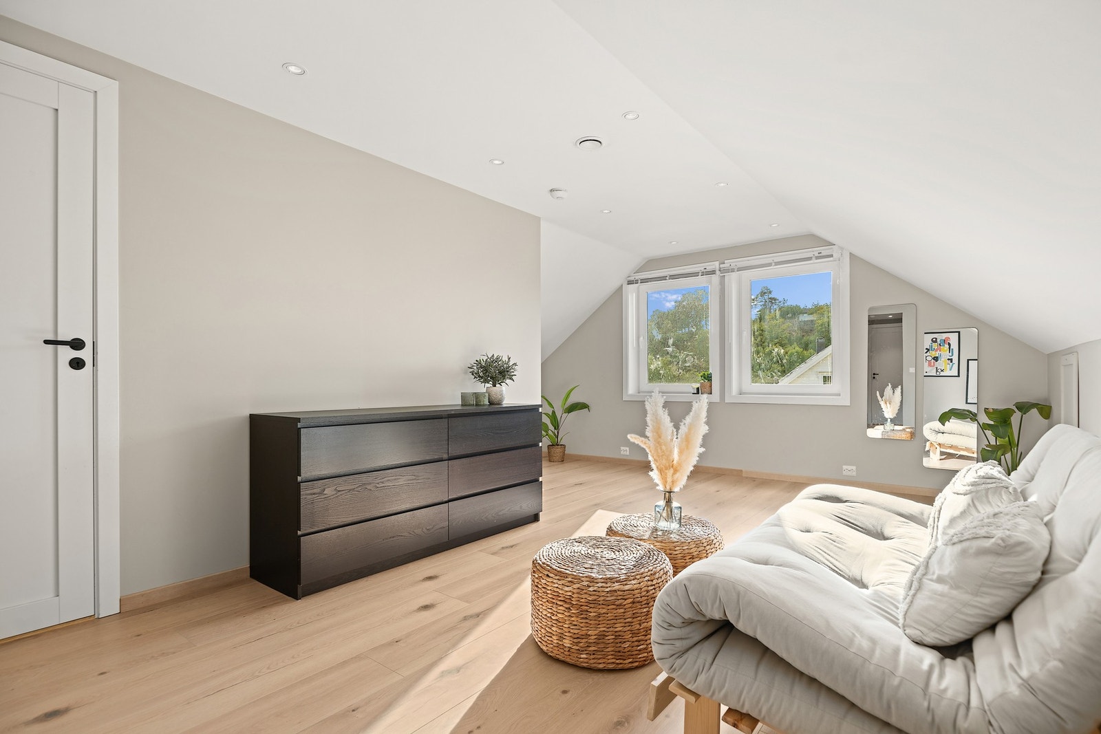 Romslig TV-stue med god plass til sofa og tilhørende møblement. Galleribilde