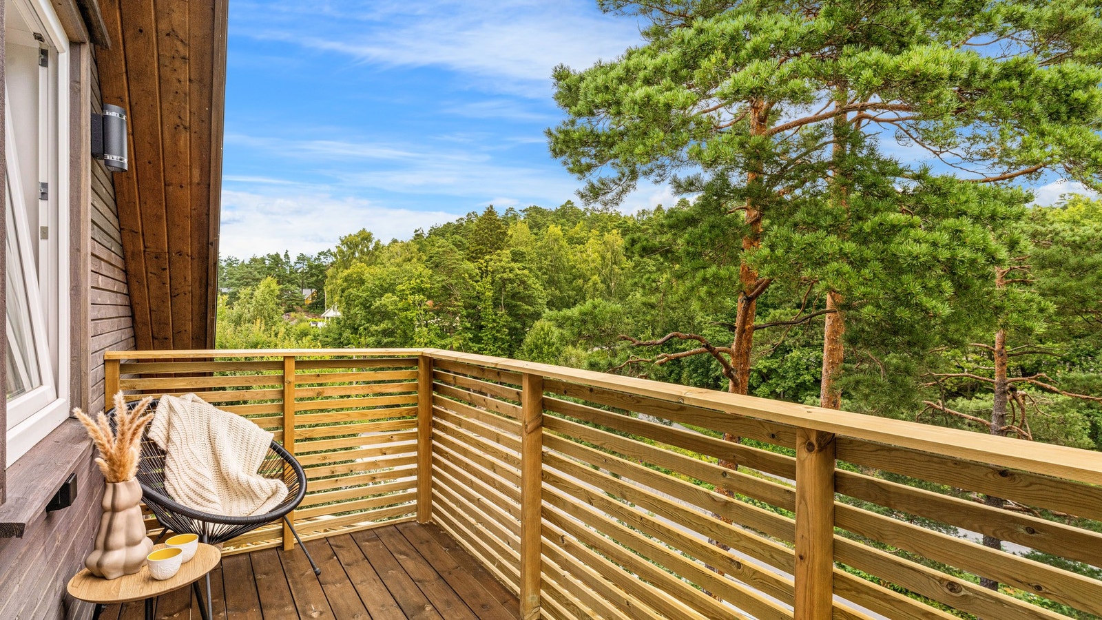 Fra soverommet er det utgang til en privat balkong. Galleribilde