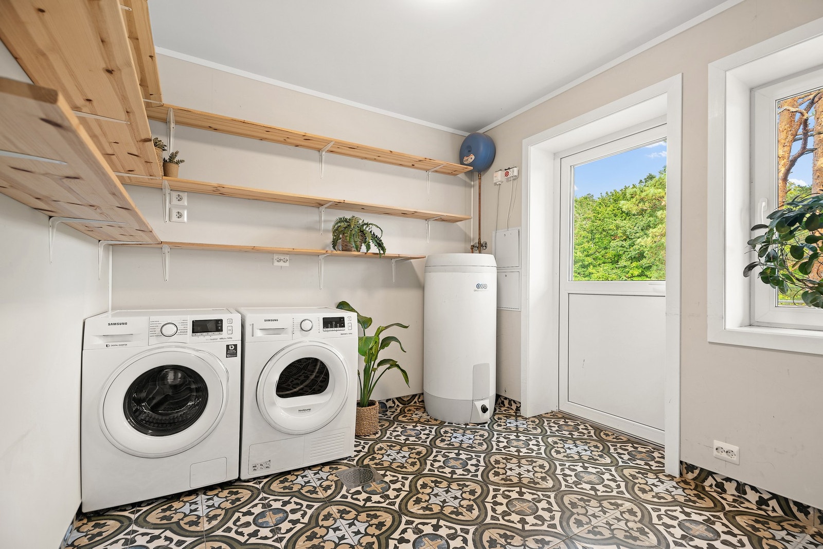 Vaskerommet er praktisk innredet med hylleløsninger. Egen inngang. Galleribilde