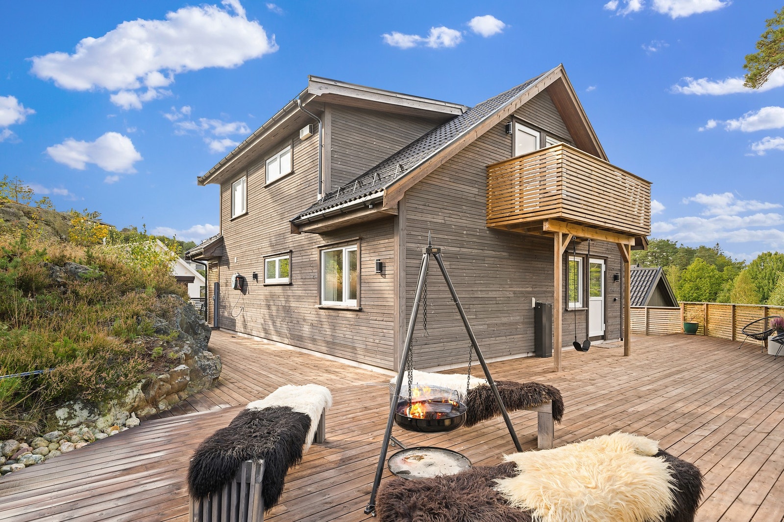 En lekker og moderne enebolig fra 2019 m dobbel carport, fine utearealer og høy standard. Galleribilde