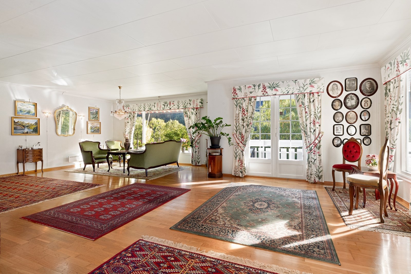 Fra stuen er det utgang til en stor veranda/platting Galleribilde