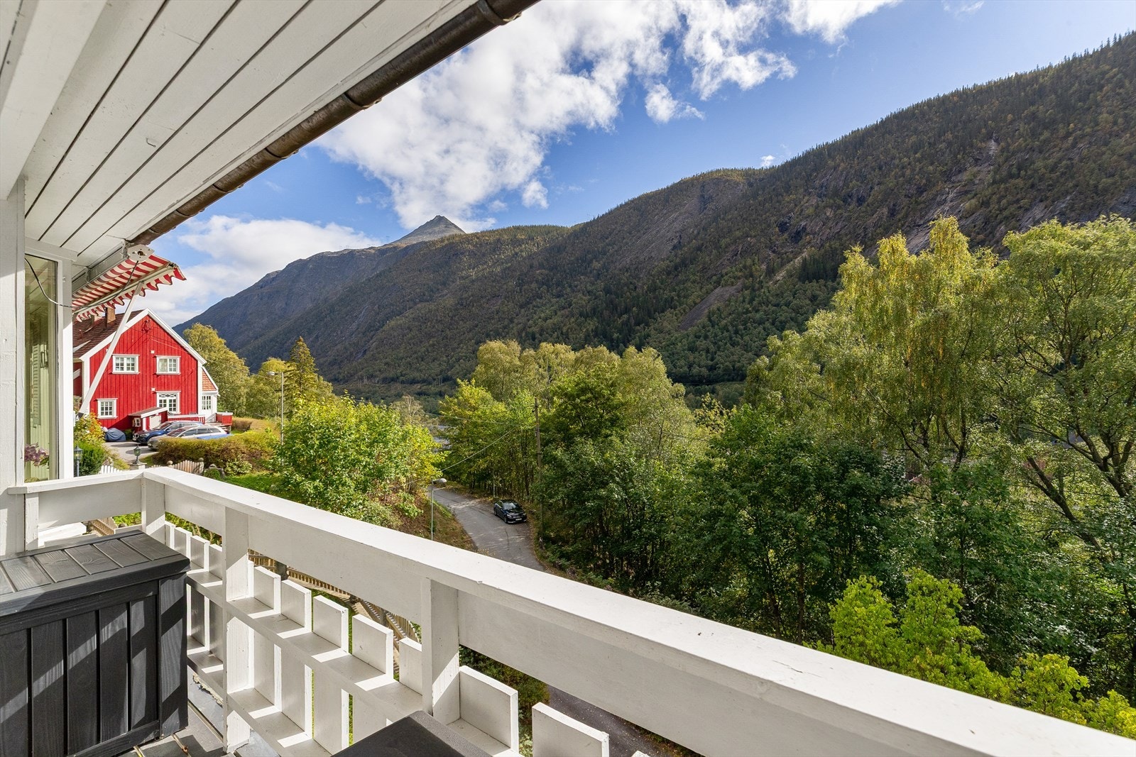 Overbygd balkong tilknyttet soverommet i overetasjen Galleribilde