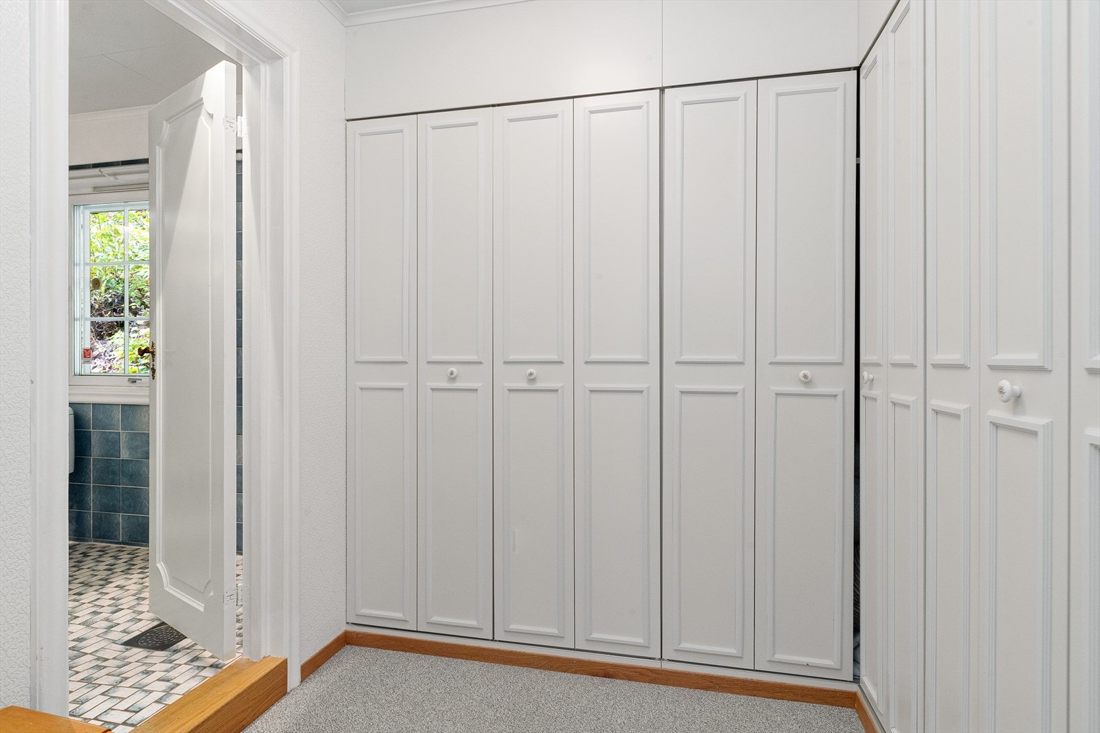 Garderobe tilknyttet soverommet Galleribilde