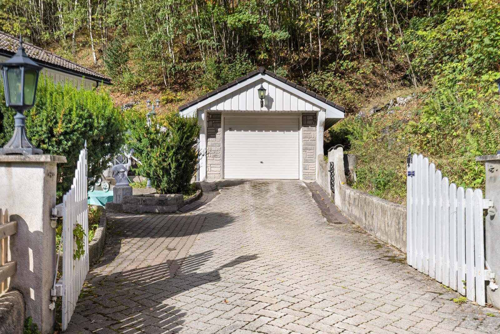 Steinlagt innkjøring til garasjen Galleribilde