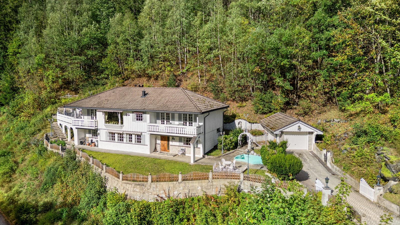 Eiendommen ligger flott til med pent opparbeidede utearealer Galleribilde