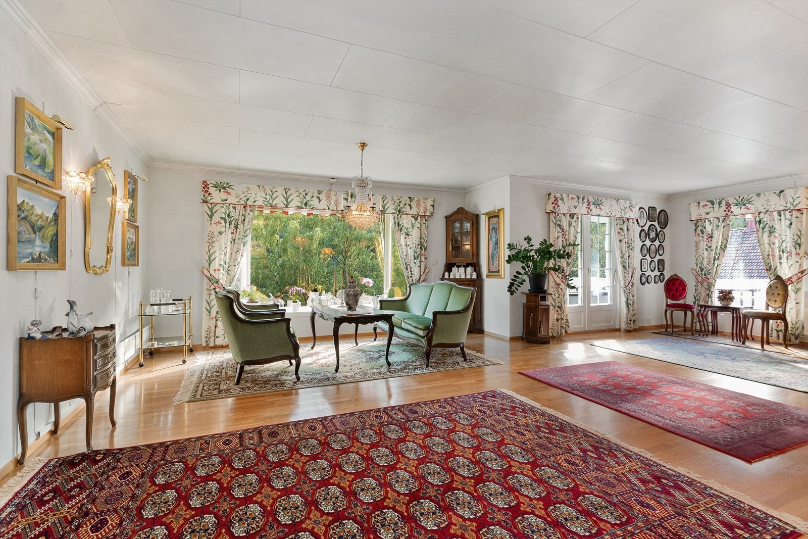 Stuen i overetasjen er meget romslig og med store vindusflater som slipper inn mye lys Galleribilde