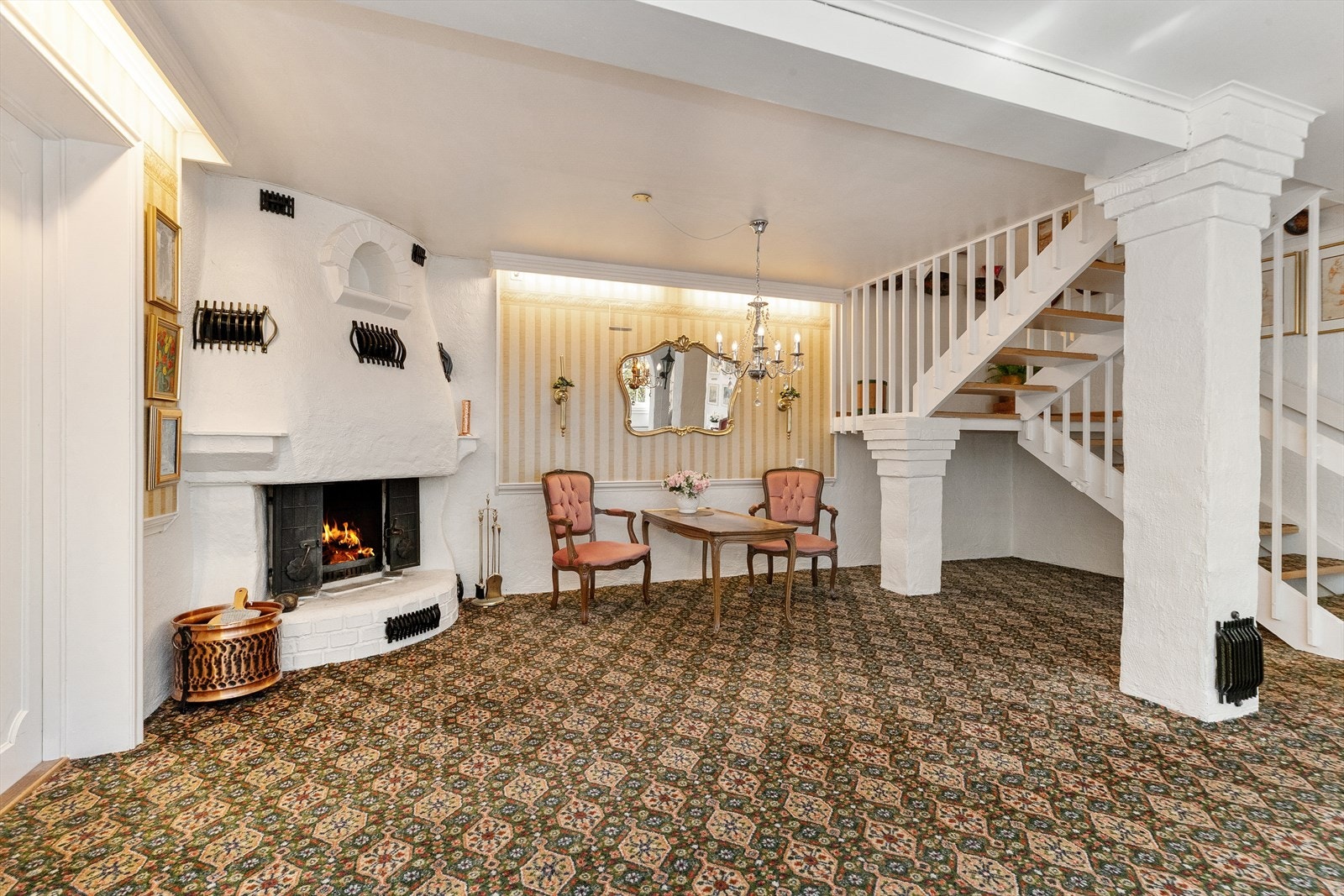 Koselig kjellerstue med eget ildsted Galleribilde