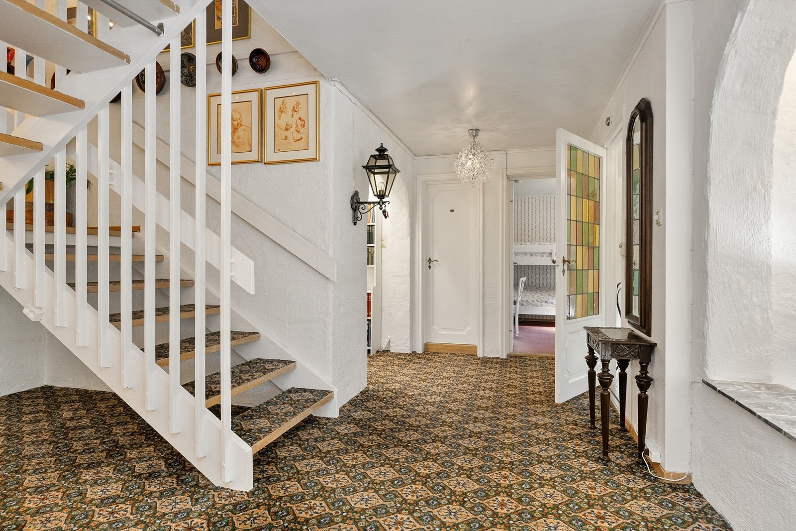 Innergang/hall med trapp til overetasjen Galleribilde