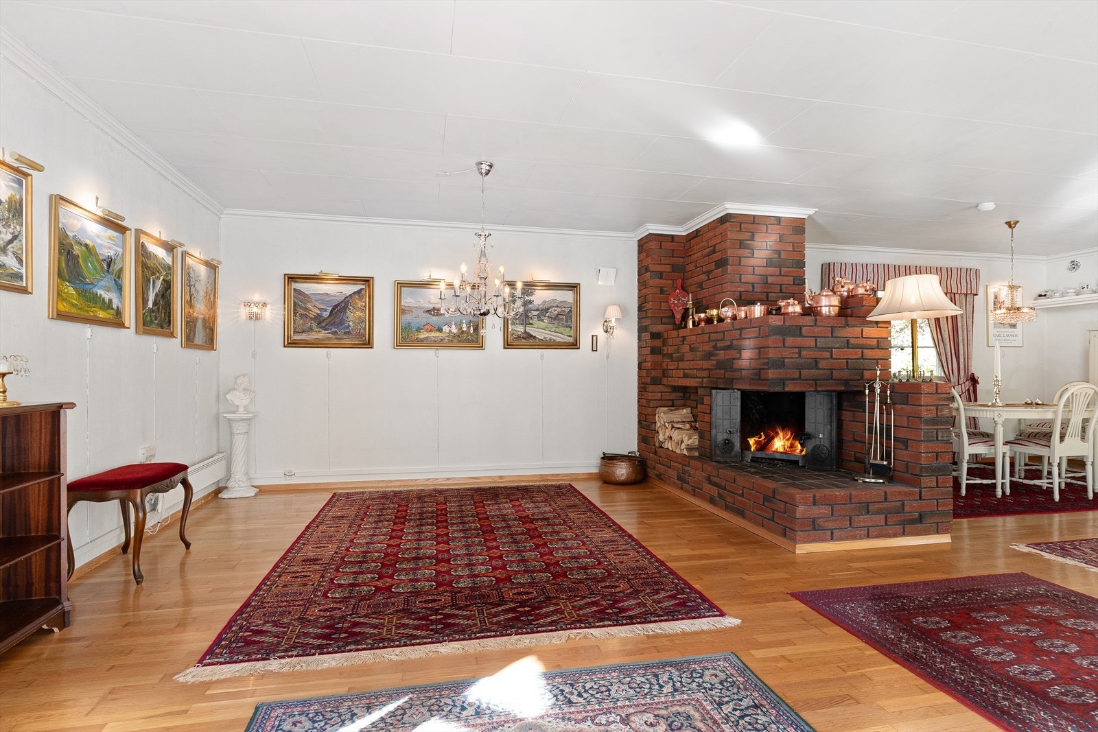 Det er også et ildsted i stuen i overetasjen Galleribilde