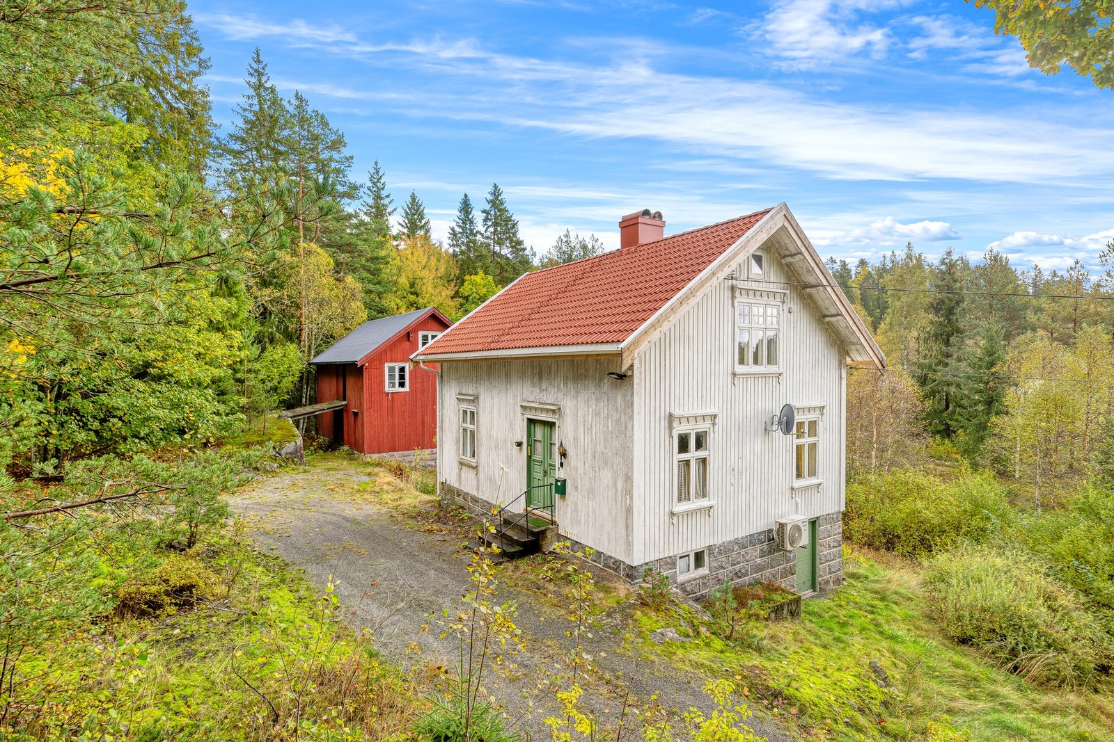 Eiendommen består av våningshus og låve, og tomten er på 8488 kvm. Galleribilde