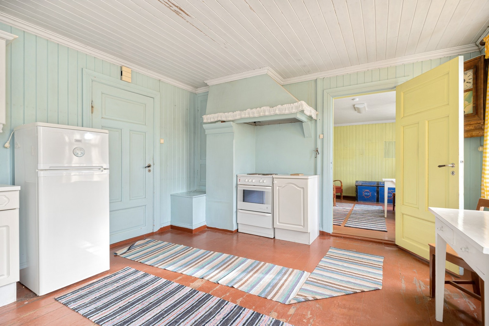 Kjøkkenet har eldre, innredning. Kjøle- fryseskap og komfyr medfølger. Galleribilde