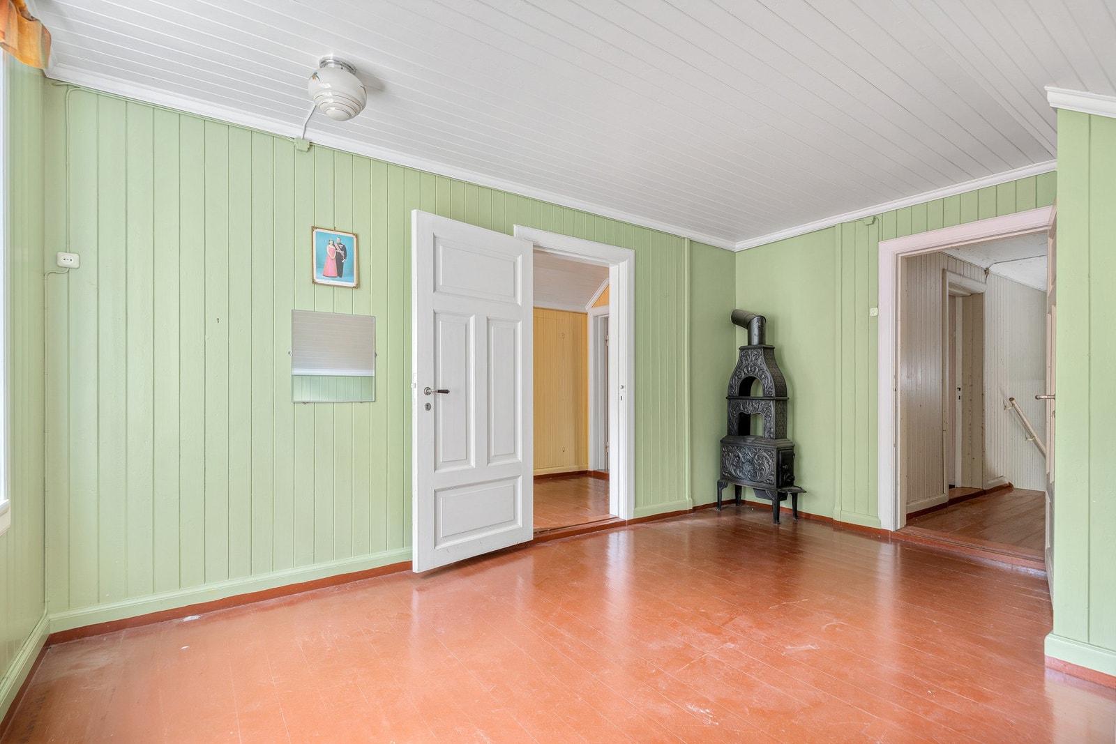 En eldre vedovn er plassert i begge soverommene. Galleribilde