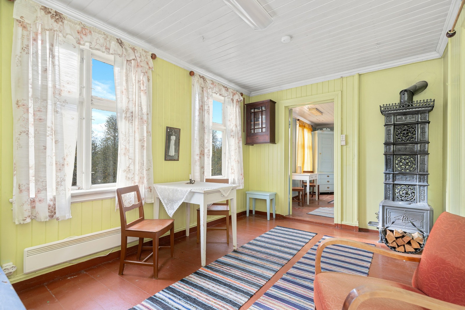 Stuen er lys og romslig med stort vindu mot naturksjønne omgivelser. Galleribilde