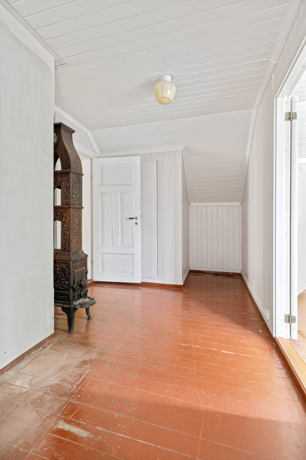 Hyggelig gangrom med vedovn. Galleribilde