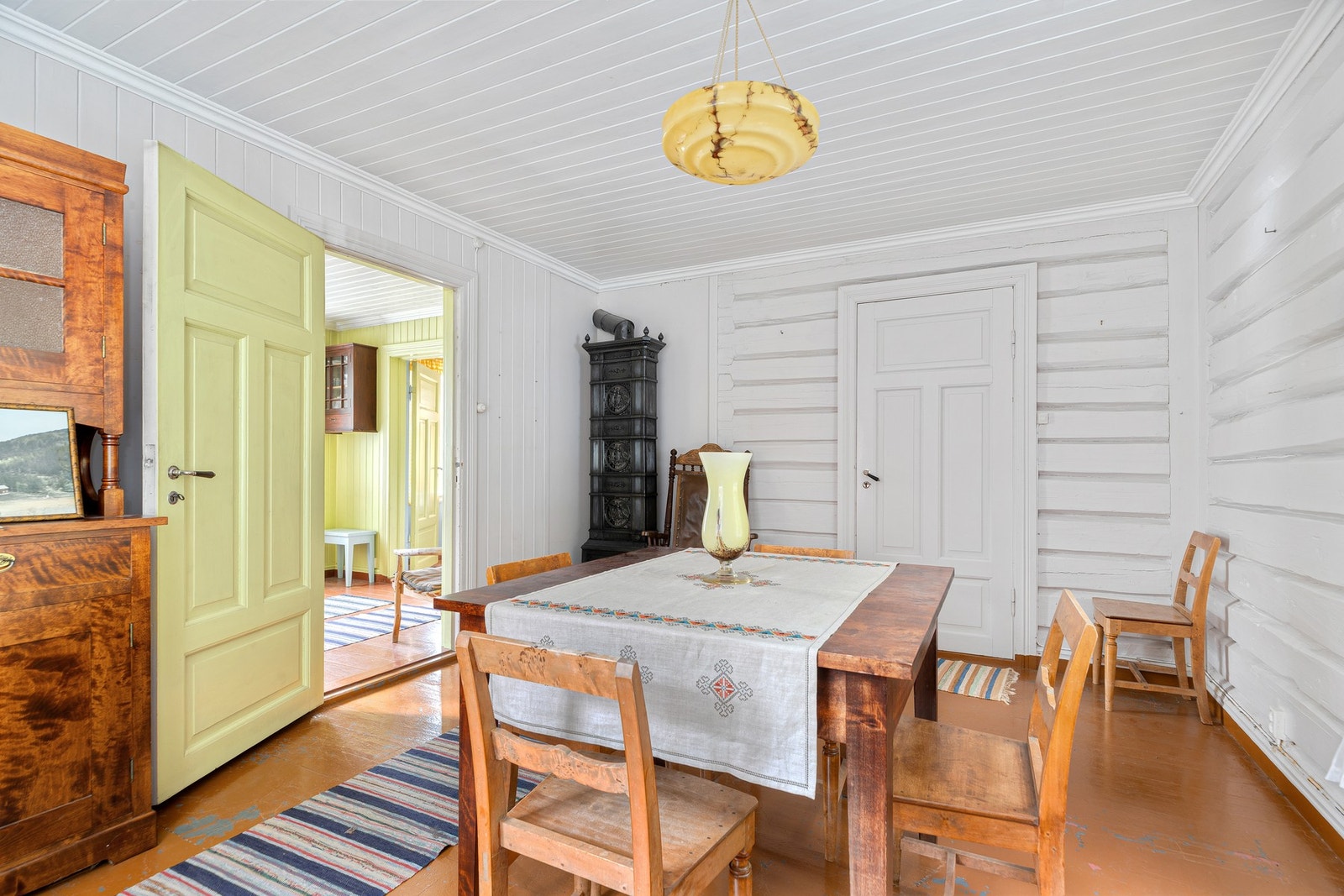 God takhøyde og en eldre etasjeovn, setter sitt særpreg i rommet. Galleribilde