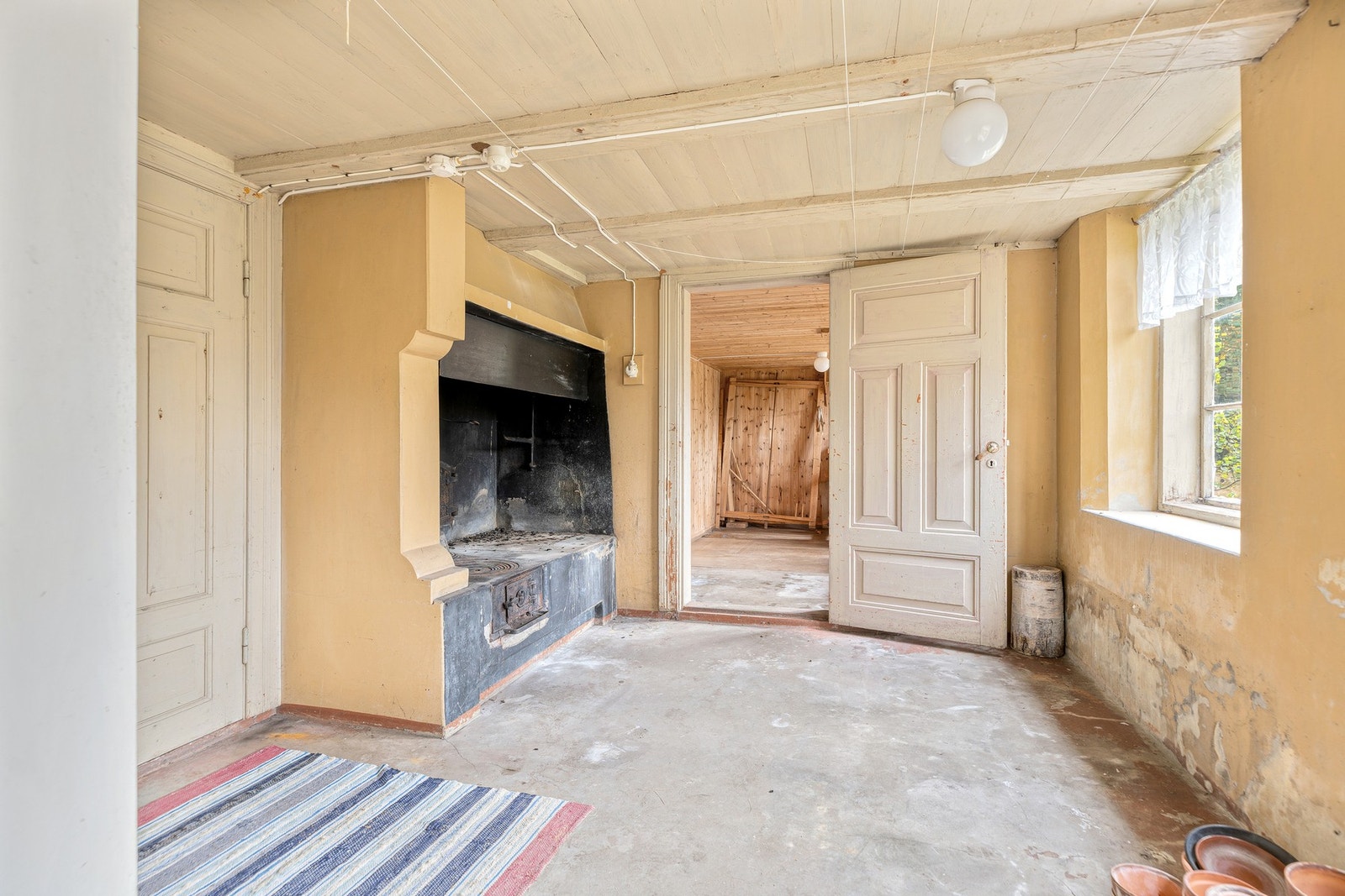 Kjelleretasjen har god takhøyde. Her finnes en eldre bakerovn som muligens kan finne nytt liv. Galleribilde
