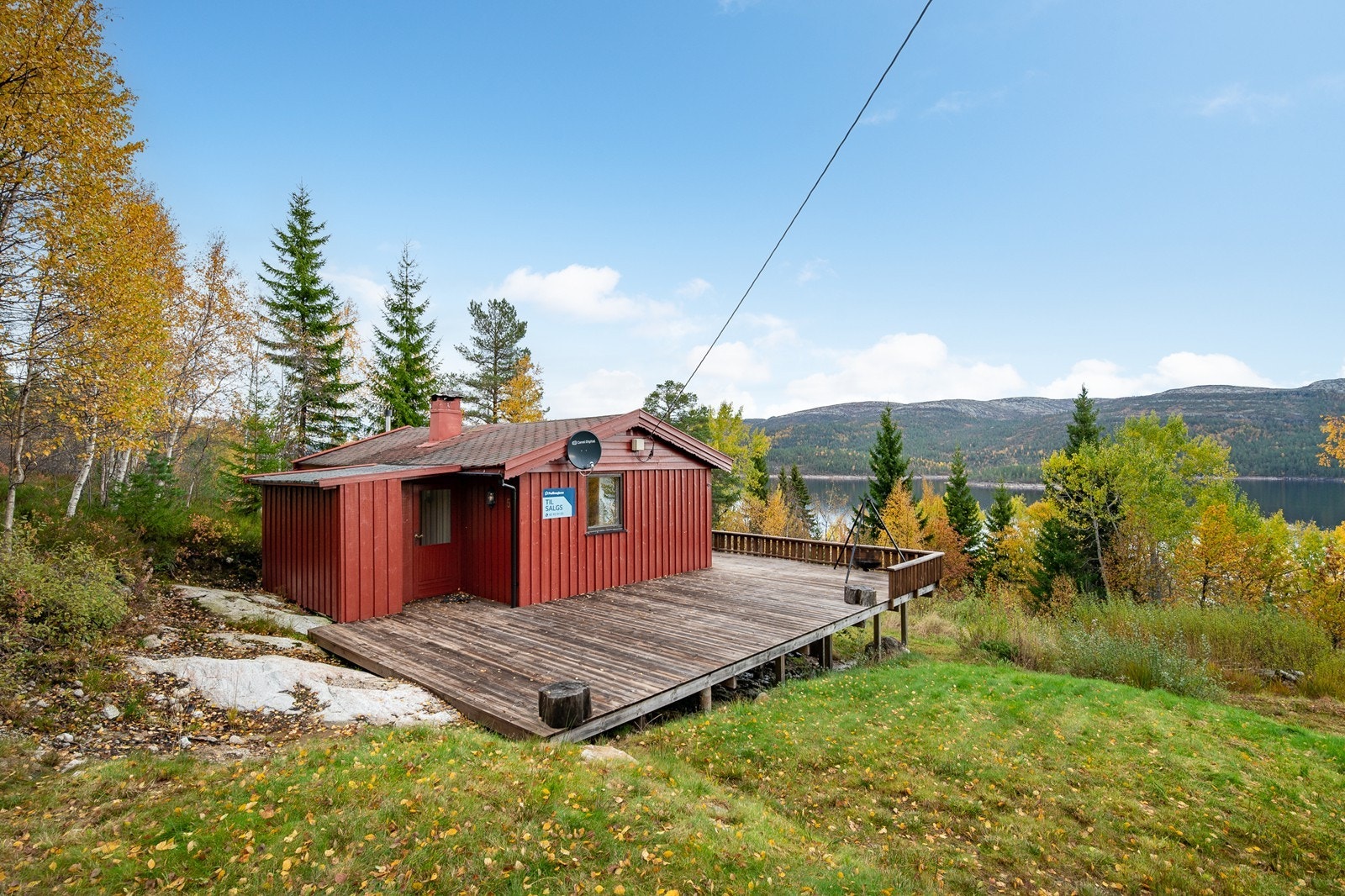 Det er bygd stor terrasse til hytta i senere tid. Galleribilde