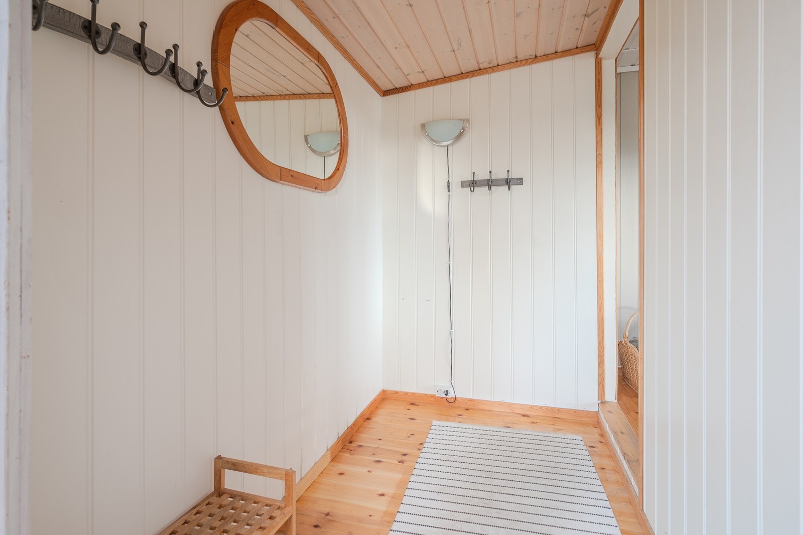 Flott gang med god plass til å henge fra seg ytterklær Galleribilde