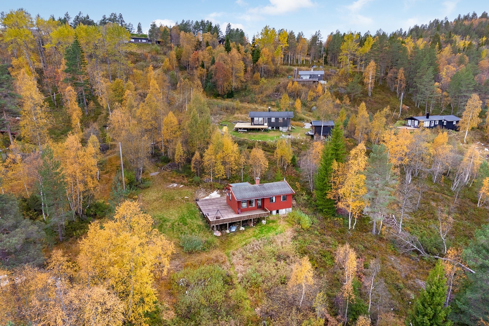 Hytta ligger i et hyttefelt med spredt bebyggelse og god plass mellom hyttene Galleribilde