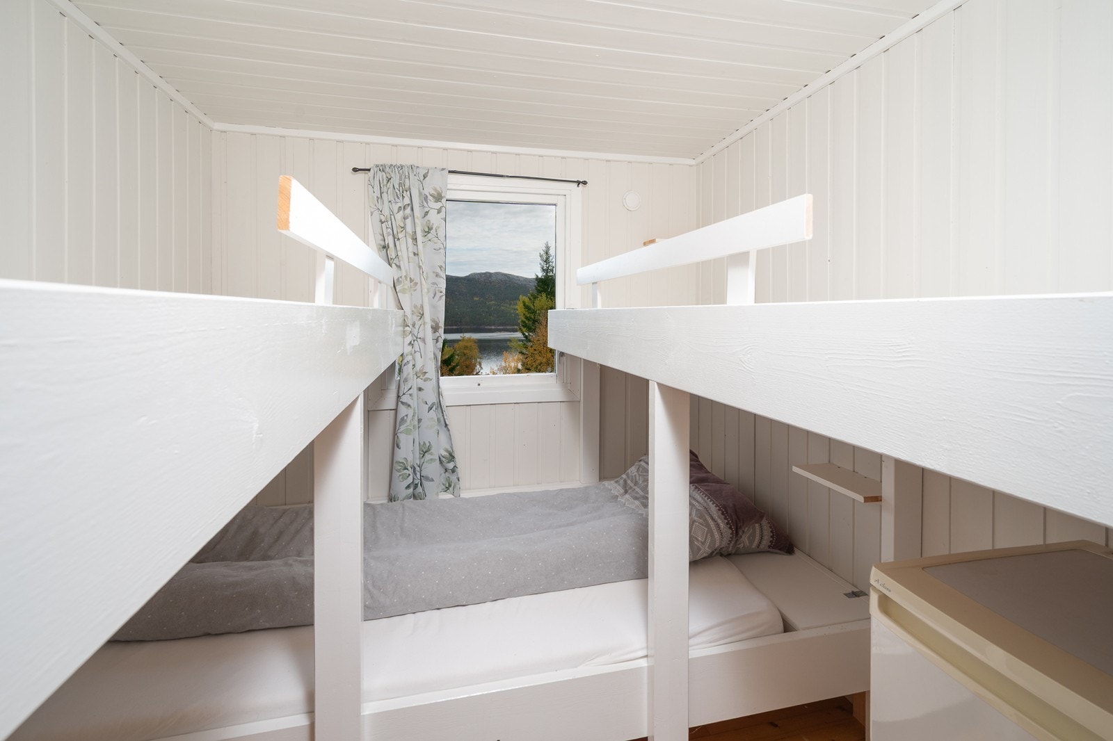 Soverom innredet med 3 praktiske sengeplasser Galleribilde