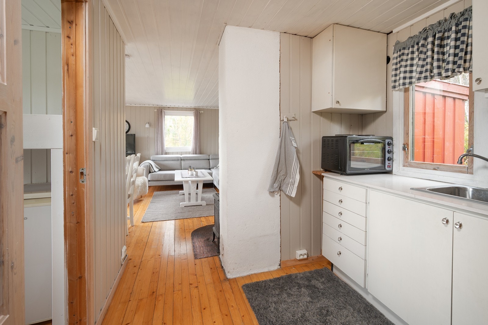 Kjøkkendel med praktisk innredning med vask. Galleribilde