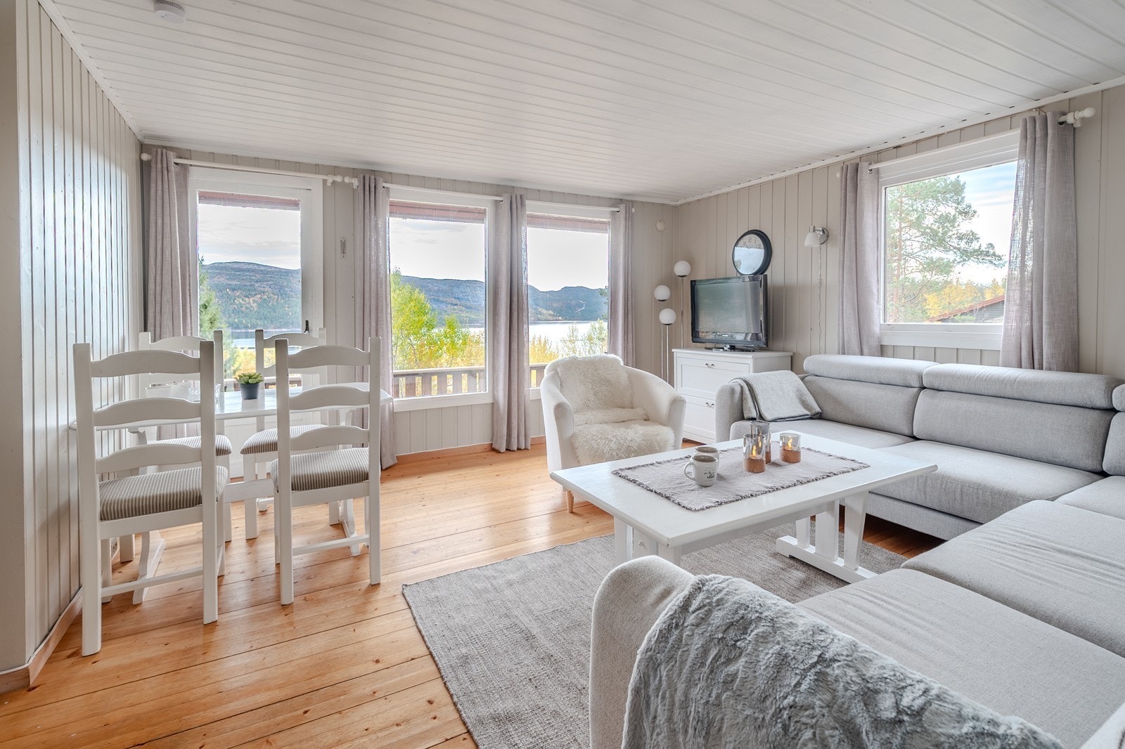 Stuen er lys og trivelig, med store vinduer som både slipper inn godt med naturlig lys, men også gir en fantastisk utsikt fra stuen! Galleribilde