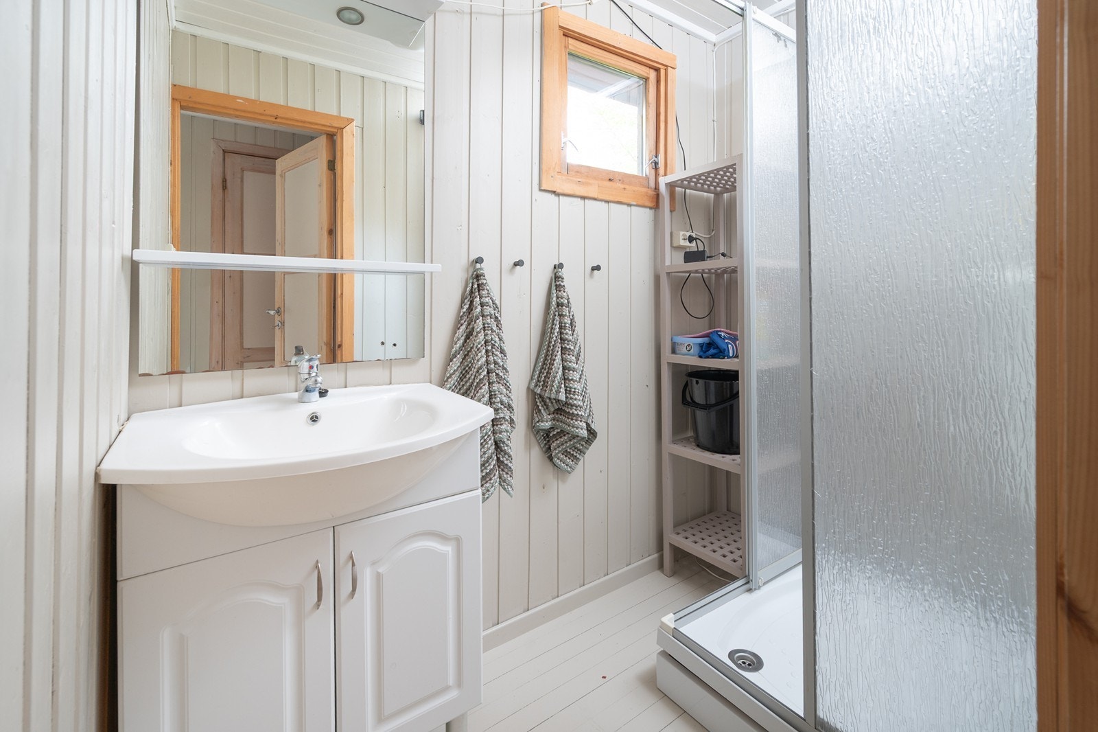 Bad med servant og dusjkabinett. Galleribilde