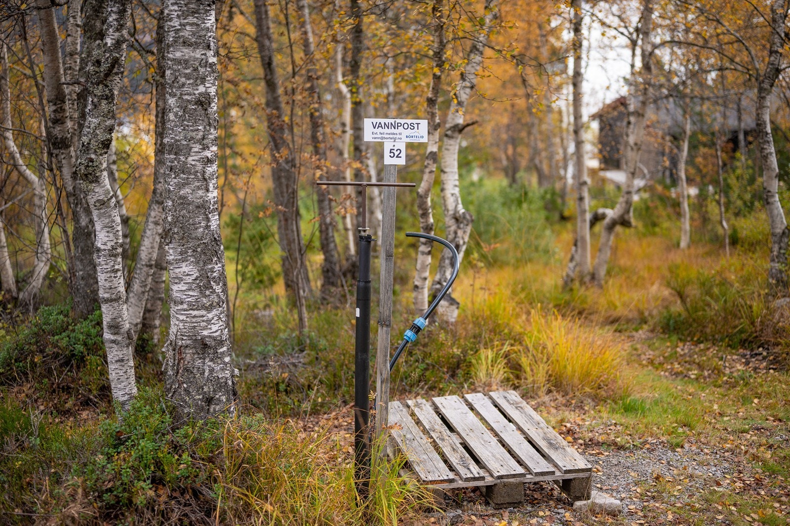 Vannposten ligger langs stien mellom parkeringsplass og hytta Galleribilde
