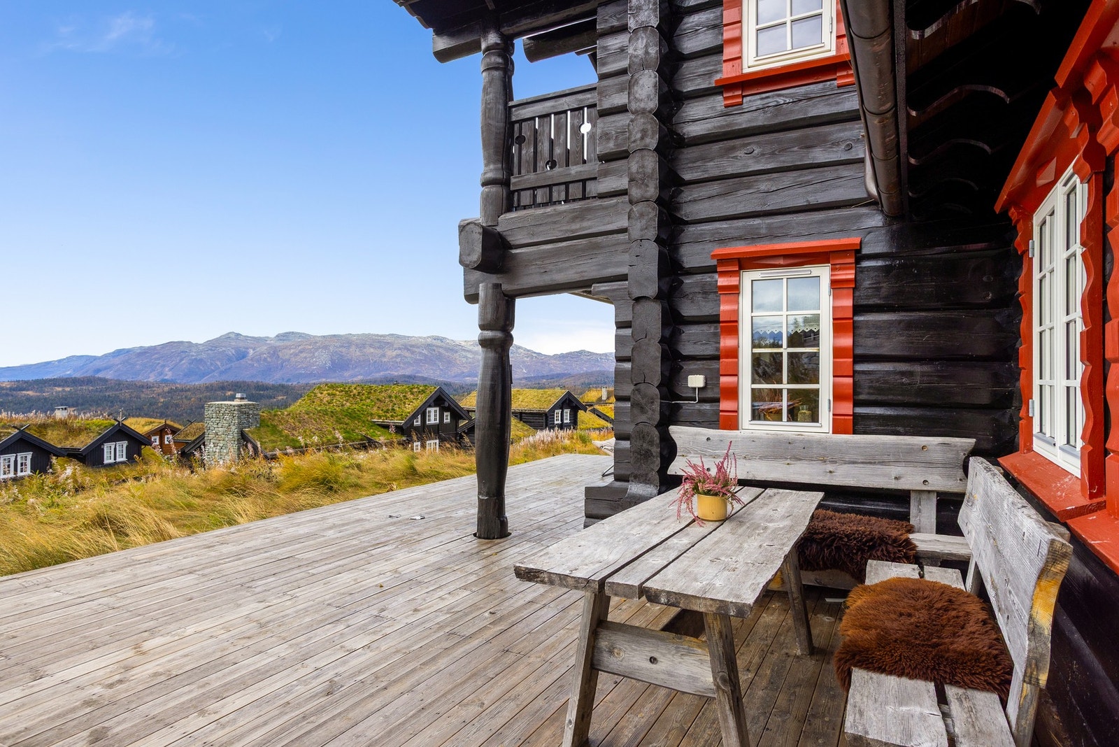 God plass til å samle venner og familie på terrassen Galleribilde