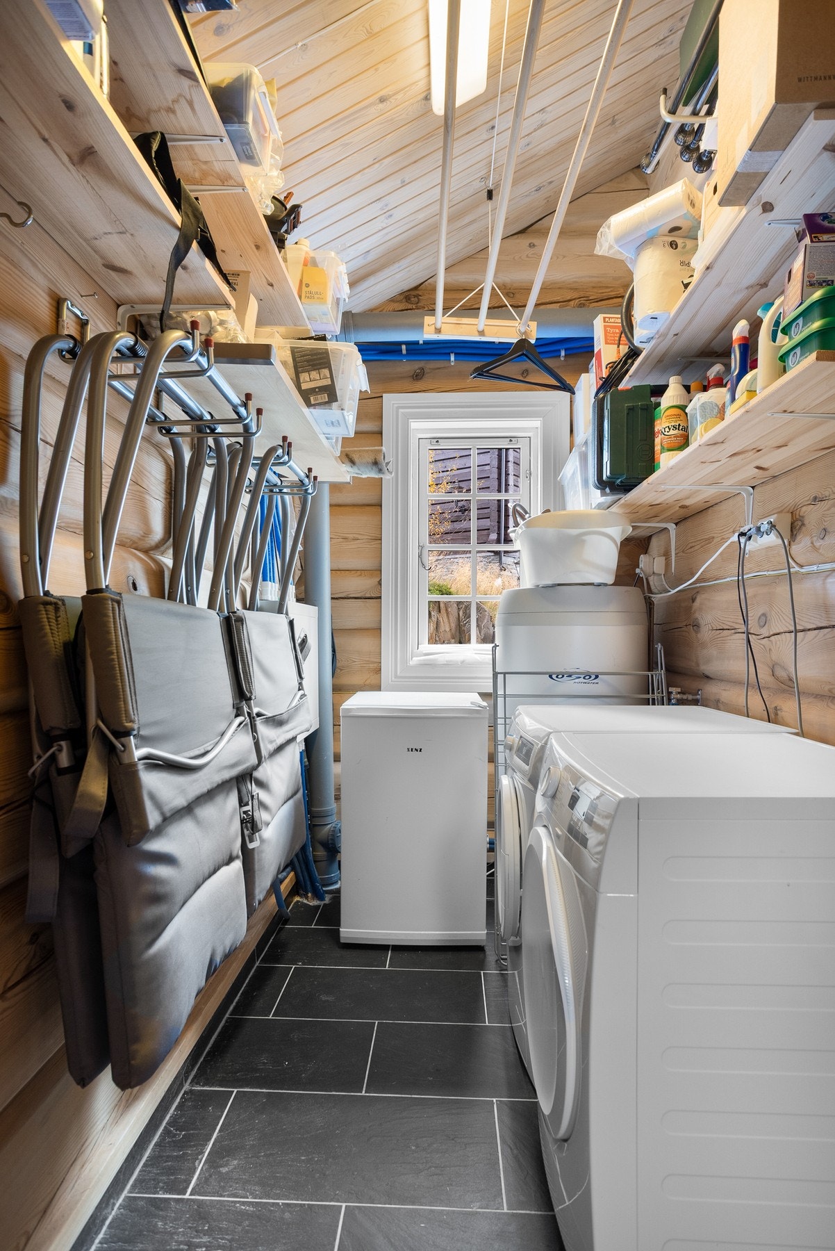 Praktisk teknisk rom med opplegg til vaskemaskin og tørketrommel Galleribilde