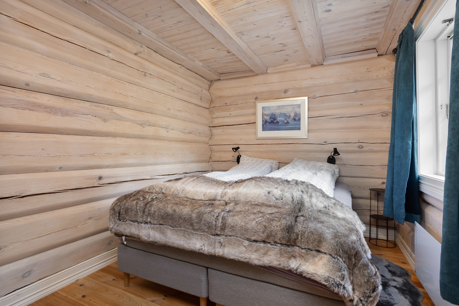 Soverom i 1.etasje innredet med dobbeltseng Galleribilde