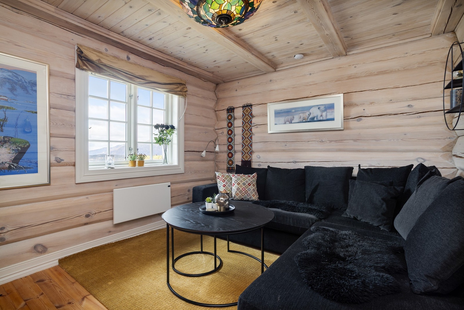 Et av soverommene i 1.etasje er innredet som stue i dag Galleribilde