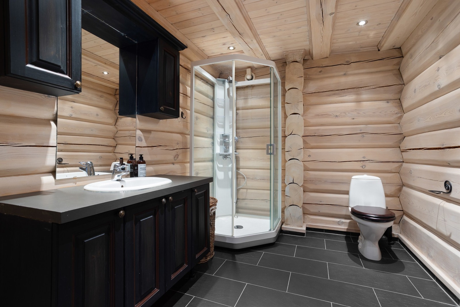 Hytta har 2 baderom, ett i hver etasje. Her er baderom i 1.etasje med flislagt gulv Galleribilde